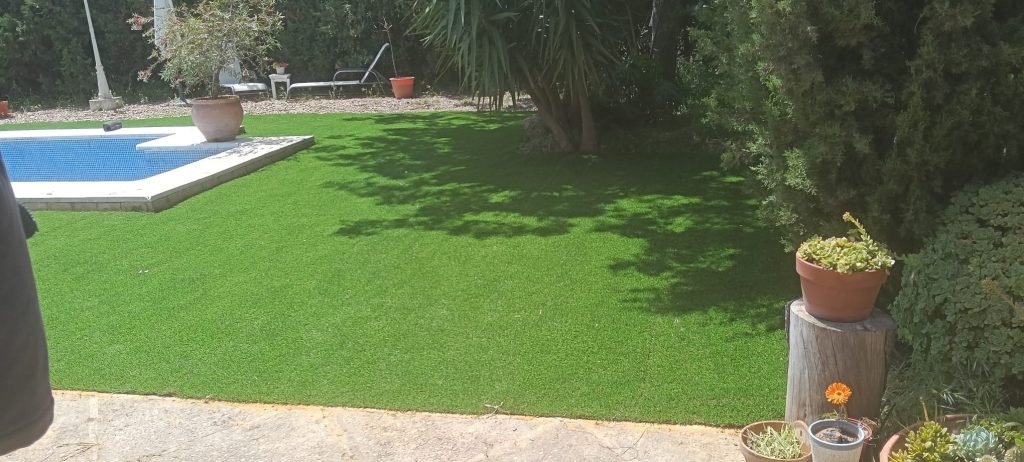 Jardín con piscina y césped artificial terminado - Limcesped Sevilla